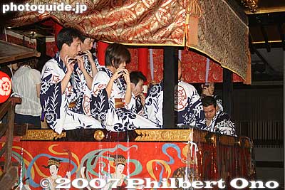 Flute players on Minami-Kannon Yama float. 南観音山
Keywords: kyoto gion matsuri festival summer float yoiyama night evening