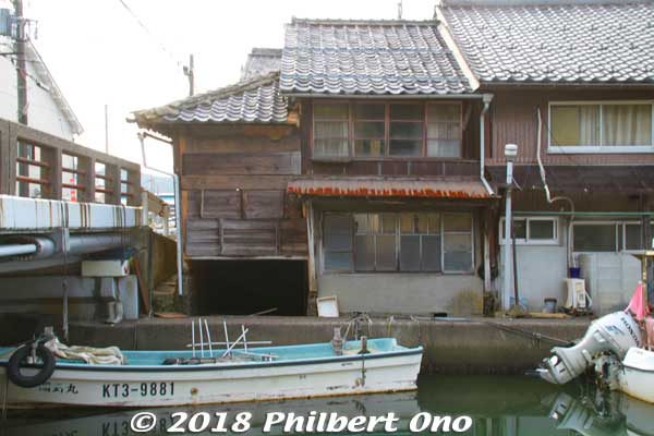 Here's one house that used to have a boat garage connected to the water.
Keywords: kyoto maizuru yoshihara irie inlet fishing boat house