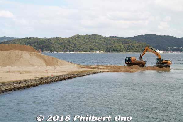 Amanohashidate's finger of sand that keeps growing. Every few years, they have to remove the excess sand, otherwise it will become another sandbar impeding shipping.
Keywords: kyoto miyazu Amanohashidate