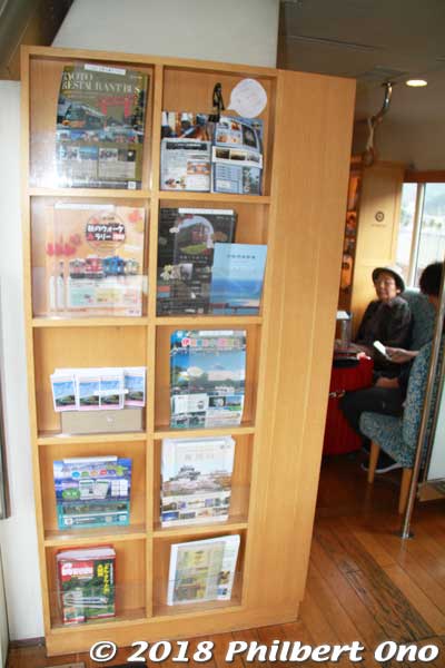 Enter the Aomatsu train and see this rack of tourist pamphlets.
Keywords: kyoto miyazu Amanohashidate tantetsu railway willer train aomatsu