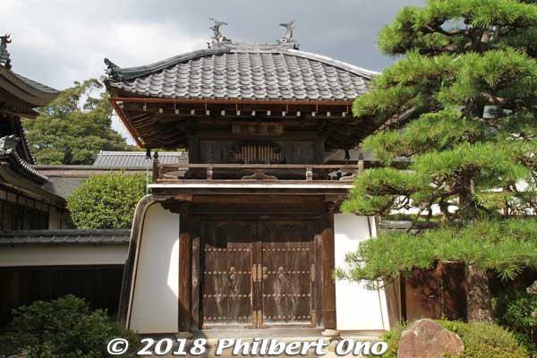 Bell Tower Gate built in 1722. 鐘楼門
Keywords: kyoto miyazu chionji rinzai zen buddhist temple