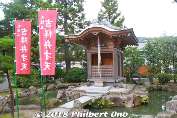 Benzaiten shrine for the goddess of music and water.
Keywords: kyoto miyazu chionji rinzai zen buddhist temple