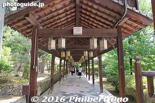 Manpukuji has a lot of covered corridors linking the major buildings.
Keywords: kyoto uji manpukuji mampukuji zen chinese buddhist temple