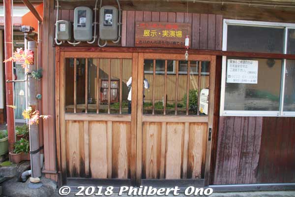 One house had a small chirimen factory we could view through a window.
Keywords: kyoto yosano chirimen kaido road silk