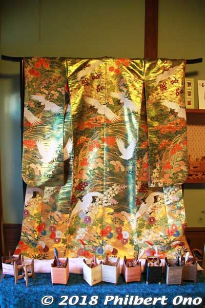 Kimono displayed in Izutsuya ryokan.
Keywords: kyoto yosano chirimen kaido road silk