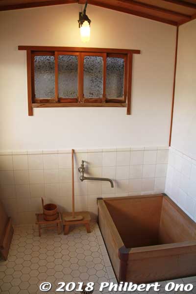 Bathroom
Keywords: kyoto yosano chirimen kaido road silk bito house