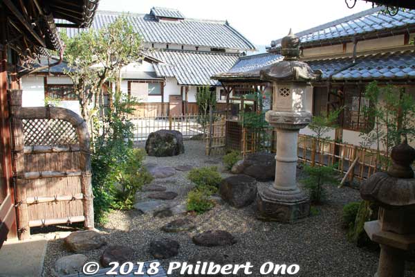 Inner courtyard
Keywords: kyoto yosano chirimen kaido road silk bito house