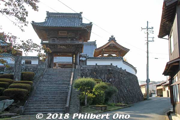 Temples were established here to defend against castle attackers.
Keywords: kyoto yosano chirimen kaido road silk