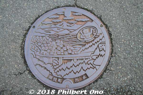 Manhole for Kaya-cho, Yosano, Kyoto Prefecture.
Keywords: kyoto yosano chirimen kaido road silk manhole