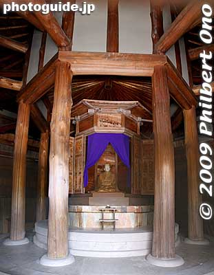 Inside the Haisei-den is a ceramic statue of Basho.
Keywords: mie iga-ueno matsuo basho childhood birthplace house haiku poet 