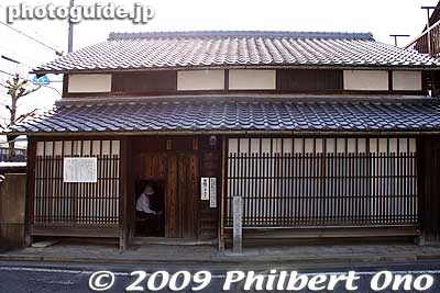 The house is open to the public as a tourist attraction (admission 300 yen). The house was rebuilt after it being damaged by a large earthquake in 1854.
Keywords: mie iga-ueno matsuo basho childhood birthplace house haiku poet 