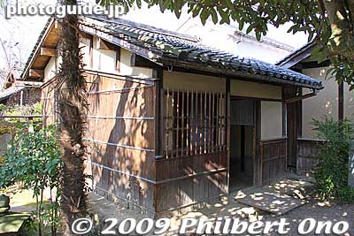 The back of the house is Basho's study called Chogetsuken (釣月軒) where he wrote the Kai-ooi (貝おほい) series of poems.
Keywords: mie iga-ueno matsuo basho childhood birthplace house haiku poet 