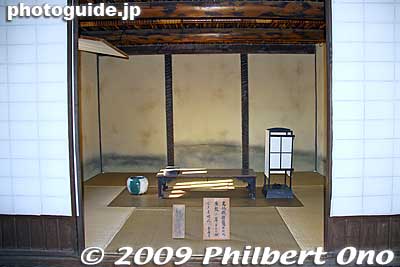 Inside the Chogetsuken study. 釣月軒
Keywords: mie iga-ueno matsuo basho childhood birthplace house haiku poet 