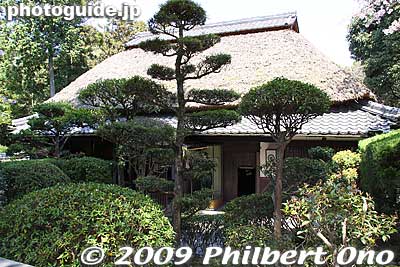 Iga-ryu Ninja House is a thatched-roof house whose roof once caught fire in the 1990s. It was rebuilt.
Keywords: mie iga-ueno iga-ryu ninja house yashiki 