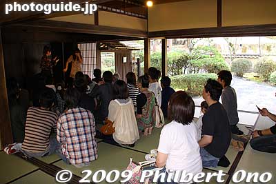 Once a group gets large enough, they take you all in and a female ninja guide explains the house's ninja trickery. Admission charged. Recommended is the set of tickets that admit you to the ninja house, castle, and Danjiri Museum.
Keywords: mie iga-ueno iga-ryu ninja house yashiki 