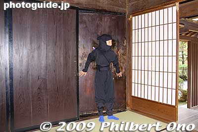 Lets you escape to the next room instantly, or climb up or down the ladder on the right wall.
Keywords: mie iga-ueno iga-ryu ninja house yashiki 