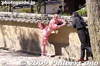 Female ninja climbing over a wall.
Keywords: mie iga-ueno iga-ryu ninja house yashiki museum 