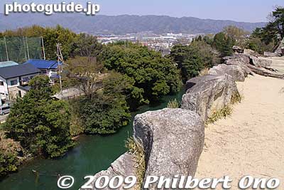 You could jump off into the moat below. No fences, so watch your kids.
Keywords: mie iga-ueno castle cherry blossoms sakura 