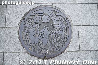Ise manhole depicting Ise Jingu pilgrims. Mie Pref.
Keywords: mie ise jingu shrine shinto hatsumode new years day shogatsu worshippers prayers manhole