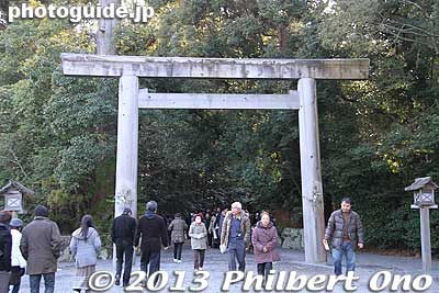 The first or Daiichi torii gate.
Keywords: mie ise jingu shrine shinto hatsumode new years day shogatsu worshippers prayers
