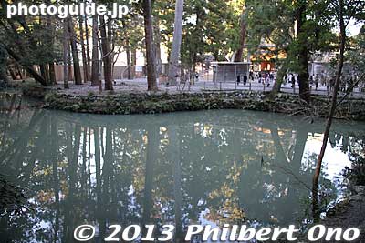 Adjacent pond.
Keywords: mie ise jingu shrine shinto hatsumode new years day shogatsu worshippers prayers