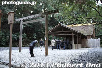 Tsuchi-no-miya Shrine worships the god in charge of the land around Geku. 土宮
Keywords: mie ise jingu shrine shinto hatsumode new years day shogatsu worshippers prayers