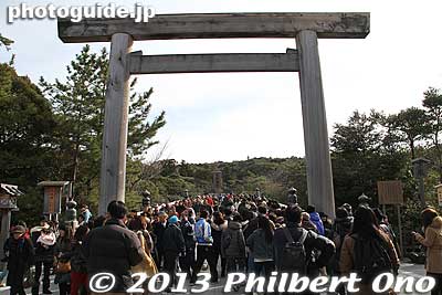Ise Jingu Shrine's Naiku (Inner Shrine) is the main and most popular shrine at Ise. The shrine is rebuilt every 20 years and 2013 will mark the completion of the new shrine to replace the old one built in 1993.
Keywords: mie ise jingu japanshrine shinto hatsumode new year&#039;s day shogatsu worshippers matsuri01 japannationalpark