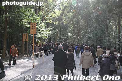 Still walking at a good pace.
Keywords: mie ise jingu shrine shinto hatsumode new year&#039;s day shogatsu worshippers