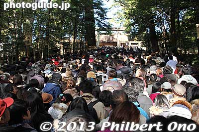 Naiku shrine and torii are in sight at the top of the steps ahead. We were told that it would take more than an hour just to get up these steps. However, we could walk up the steps quickly on the right edge of the steps.
Keywords: mie ise jingu shrine shinto hatsumode new year&#039;s day shogatsu worshippers matsuri01