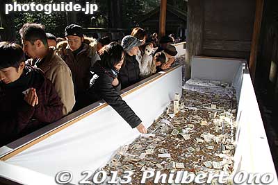 Look how small the offertory box is at Ise Jingu's Naiku. The one at Meiji Shrine in Tokyo is like half the size of a football field. Of course, Ise Jingu just doesn't have the space for it.
Keywords: mie ise jingu shrine shinto hatsumode new year&#039;s day shogatsu worshippers matsuri01