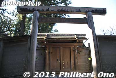 Side torii gate at Naiku.
Keywords: mie ise jingu shrine shinto hatsumode new year&#039;s day shogatsu worshippers