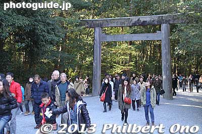 People still streaming toward Naiku shrine passing through the second torii.
Keywords: mie ise jingu shrine shinto hatsumode new year&#039;s day shogatsu worshippers