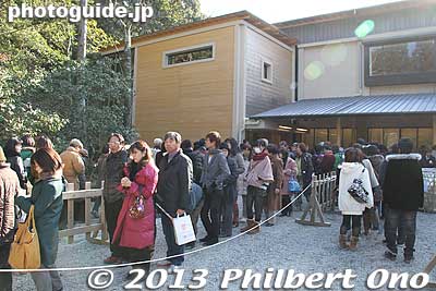 Much more popular than sake was amazake (sweet sake). This line was too long for me so I skipped it.
Keywords: mie ise jingu shrine shinto hatsumode new year&#039;s day shogatsu worshippers