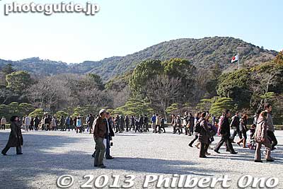 Where the people coming and going converge at Ise Jingu's Naiku.
Keywords: mie ise jingu shrine shinto hatsumode new years day shogatsu worshippers