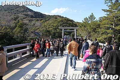 Crossing Uji Bridge on the way back.
Keywords: mie ise jingu shrine shinto hatsumode new years day shogatsu worshippers