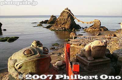 The shrine is dedicated to [url=http://photoguide.jp/pix/albums/aichi/komaki/tagatahonenmatsuri/051-IMG_9590.jpg]Sarutahiko[/url] and Ukano-mitama. Sarutahiko is a god which serves as a pathfinder guide. Deities for land/sea transportation safety. 二見
Keywords: mie ise futami-cho meoto iwa wedded rocks shimenawa rope ocean frog okitama japanshrine japannationalpark