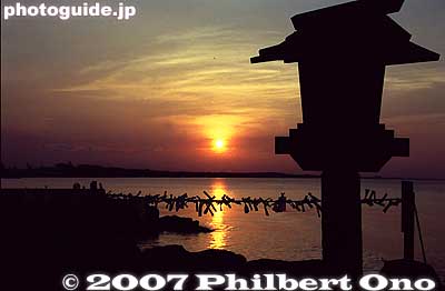 Lantern and sunset at Futami Okitama Shrine
Keywords: mie ise futami-cho meoto iwa wedded rocks shimenawa rope ocean okitama shrine