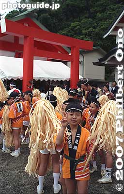 The shimenawa rope bonding the Wedded Rocks is replaced three times a year. May 5, when these photos were taken, is one of the days when they replace the rope. First, they gathered at the shrine at 10 am for a 30-min. prayer ceremony.
Keywords: mie ise futami-cho okitama shrine