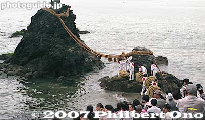 The Wedded Rocks are actually a type of torii gate for worshipping the Okitama Sacred Stone in the ocean.
Keywords: mie ise futami-cho meoto iwa wedded rocks shimenawa rope ocean okitama shrine matsuri festival
