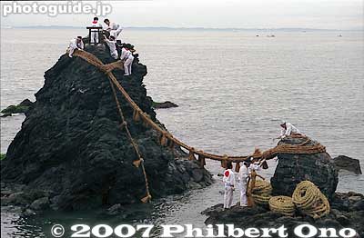 The men begin to cut off the old rope. Those sharp sickles soon made short work of the old sacred ropes which were brought ashore in small pieces.
Keywords: mie ise futami-cho meoto iwa wedded rocks shimenawa rope ocean okitama shrine matsuri festival