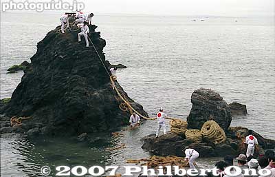 The new ropes are strung across the two rocks. A small rope tied to the end of the large rope is used to pull the large rope up the rock.
Keywords: mie ise futami-cho meoto iwa wedded rocks shimenawa rope ocean okitama shrine matsuri festival japannationalpark