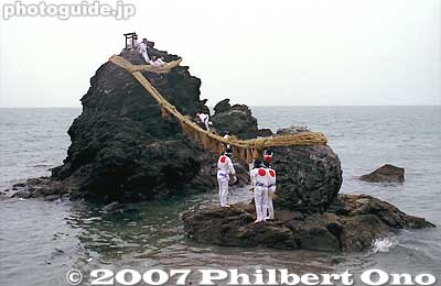 Making sure that the rope is aligned and positioned correctly.
Keywords: mie ise futami-cho meoto iwa wedded rocks shimenawa rope ocean okitama shrine matsuri festival