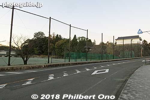 When you walk from JR Kameyama Station to the castle, you will first see this large athletic field (baseball, etc.) and a stone wall and turret. The field was the Honmaru.
Keywords: mie kameyama castle
