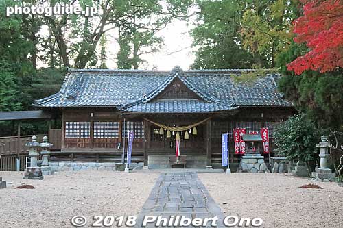 Kameyama Shrine is dedicated to samurai Minamoto Yoshiie and many other deities. 亀山神社
Keywords: mie kameyama castle
