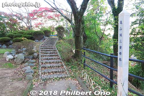 Way to Kameyama Castle's three-story turret site. 三重櫓跡
Keywords: mie kameyama castle