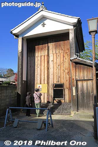 Festival float storehouse or dashi-gura. One of four remaining today. Originally there were 16 floats. There's a window where you can see part of the Nakamachi Sanbancho float inside.
Keywords: mie kameyama seki-juku shukuba tokaido stage town
