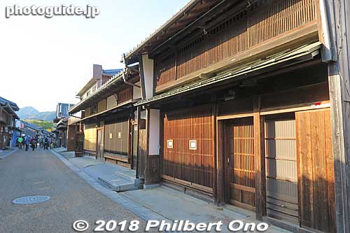 You see a lot of wooden lattice on the exterior. Supposed to ward off wind and rain.
Keywords: mie kameyama seki-juku shukuba tokaido stage town