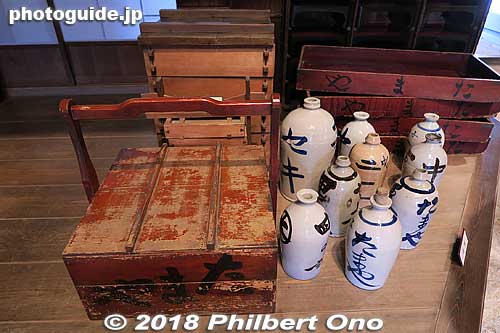 Sake flasks and delivery box.
Keywords: mie kameyama seki-juku shukuba tokaido stage town
