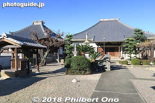 Fukuzoji Temple has Koman's grave. 小万の墓　福蔵寺
Keywords: mie kameyama seki-juku shukuba tokaido stage town
