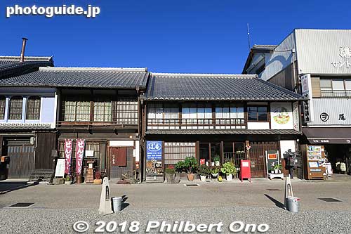 Inns in front of Jizo-in Temple.
Keywords: mie kameyama seki-juku shukuba tokaido stage town